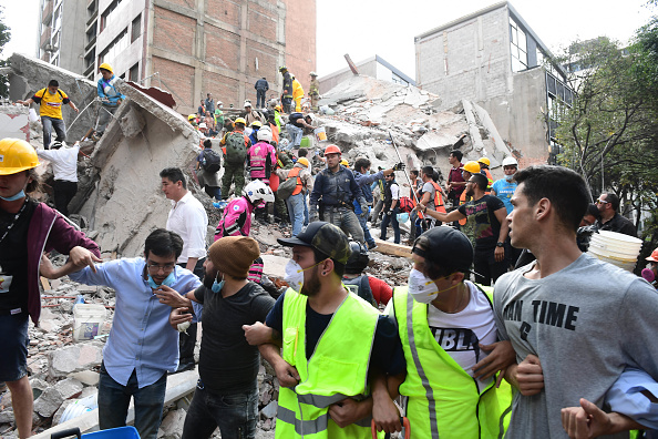 Ville de Mexico, le 19 septembre 2017. Ce séisme est survenu après un autre de magnitude 8,2 qui avait tué une centaine de personnes dans le sud du pays début septembre. (RONALDO SCHEMIDT/AFP/Getty Images)