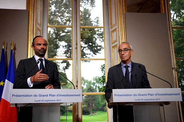 Le Premier ministre Edouard Philippe présente le rapport sur le grand plan d'investissement 2018-2022 avec Jean Pisani-Ferry,  le 25 septembre à Matignon.
(CHRISTOPHE SIMON/AFP/Getty Images)