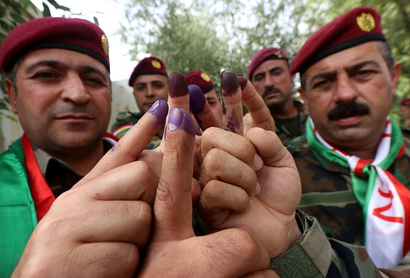 Des kurdes montrent leurs doigts teints d'encre après avoir voté lors du référendum d'indépendance kurde.
SAFIN HAMED / AFP / Getty Images)
