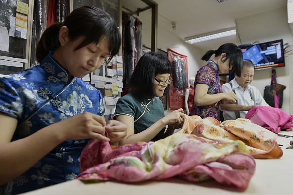 Lin Chin-te (D) dans son atelier avec des étudiantes à Taipei.
 (SAM YEH/AFP/Getty Images)