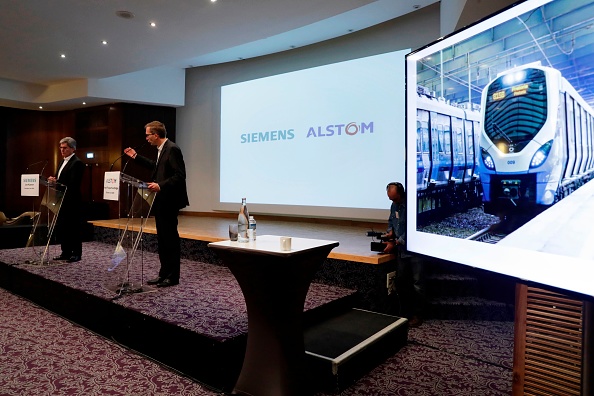 Le président de Siemens  Joe Kaeser (G) et le président d'Alstom, Henri Poupart-Lafargelors de la conférence de presse du 27 septembre à Paris. (THOMAS SAMSON/AFP/Getty Images)