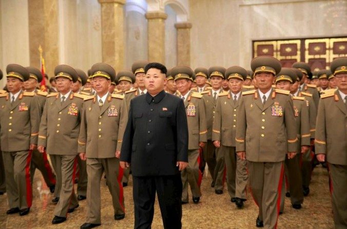 Le dictateur nord-coréen Kim Jong-un entouré de militaires et responsables communistes dans un endroit tenu secret en Corée du Nord. (Agence centrale coréenne de presse)