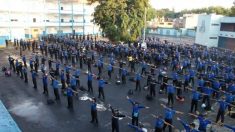 Des policiers mexicains apprennent à méditer pour affronter la violence dans les écoles