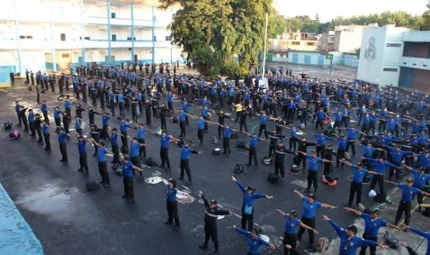 Les policiers de Mexico chargés de la sécurité scolaire pratiquant le premier exercice du Falun Dafa. (Antonio Domínguez / The Epoch Times)
