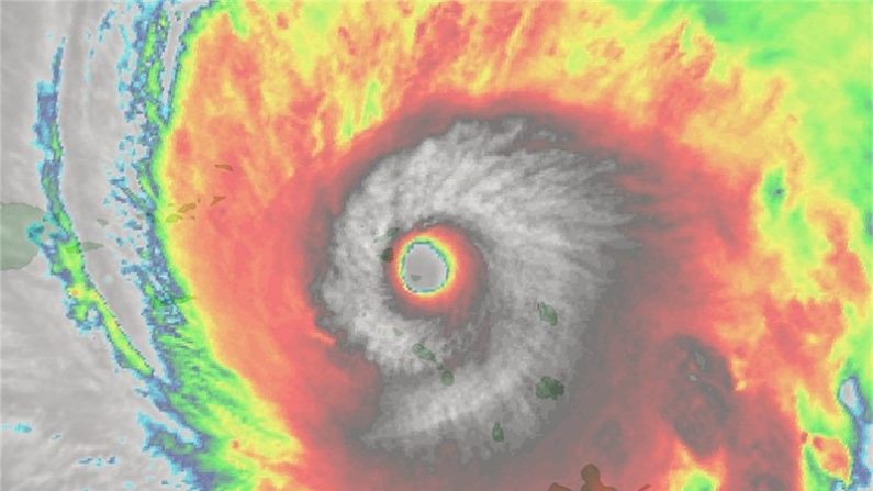 Une image satellite thermique montrant l’île antillaise de Saint-Barthélemy dans l’oeil du cyclone Irma, le 6 septembre. (NOAA)