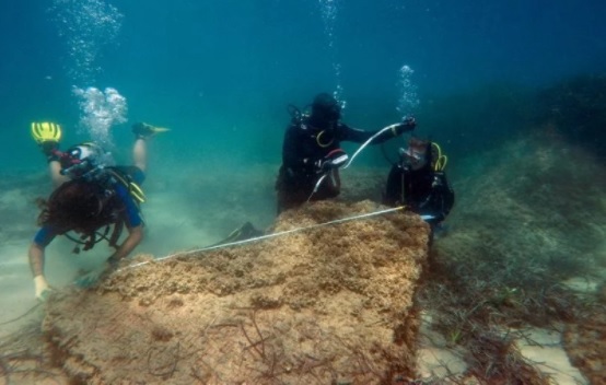 Des plongeurs mesurant l’ancienne cité romaine de Neapolis.

