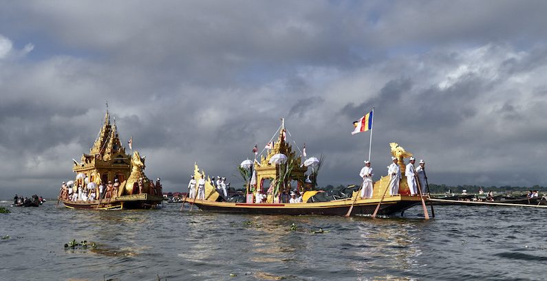 L’impressionnante barge royale toute dorée est précédée par une barque somptueusement décorée transportant les offrandes faites aux Bouddhas. Une vision surréaliste dans cet environnement lacustre. (Charles Mahaux)