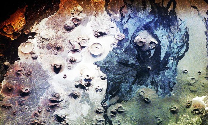 Le fameux champ de lave dans la région d'Harrat Kaybhar, en Arabie Saoudite. La photographie a été prise par un membre de la 16e expédition à destination de la Station Spatiale Internationale. (NASA/Wikimédia). 
