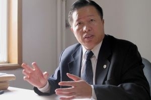 L'avocat Gao Zhisheng dans son bureau en 2005, avant d'être ciblé sans relâche par le régime chinois.（Stringer: AFP/2006 AFP)