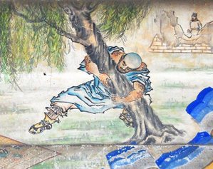 Peinture murale du XIXe siècle décrivant Lu Zhishen déracinant un arbre, dans le long couloir du Palais d’Été de Pékin. Cette image est tirée du roman Les Bandits des marais, qui raconte les exploits d’honnêtes fugitifs vivant sous la dynastie Song. (Shizhao/Wikipedia)