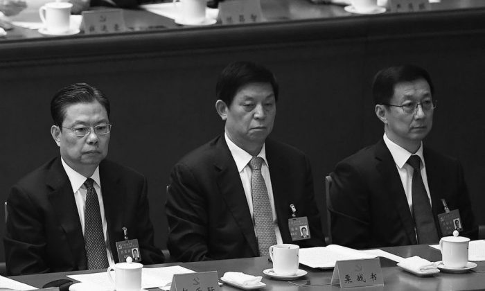 Han Zheng (d), Li Zhanshu (c) et Zhao Leji (g) lors de la séance de clôture du 19e Congrès du Parti communiste chinois, le 24 octobre 2017. Tous les trois ont été nouvellement nommés au plus haut organe directif du PCC, le Comité permanent du Politburo. (Wang Zhao / AFP / Getty Images)
