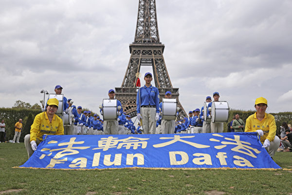 L'orchestre Tian Guo March Band prend la pose devant la Tour Eiffel, vendredi 28 septembre. (Da Ji Yuan)
