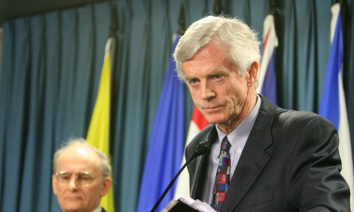 David Kilgour, ancien secrétaire d’État canadien pour la région Asie-Pacifique, lors de la présentation d'un rapport sur les pratiquants du Falun Gong en Chine, co-écrit avec David Matas en arrière-plan, le 31 janvier 2007. (Epoch Times)