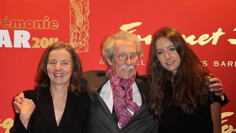 Jean Rochefort  accompagné de son épouse et de sa fille le 25 février 2011. (Marc Ausset-Lacroix/Getty Images) 