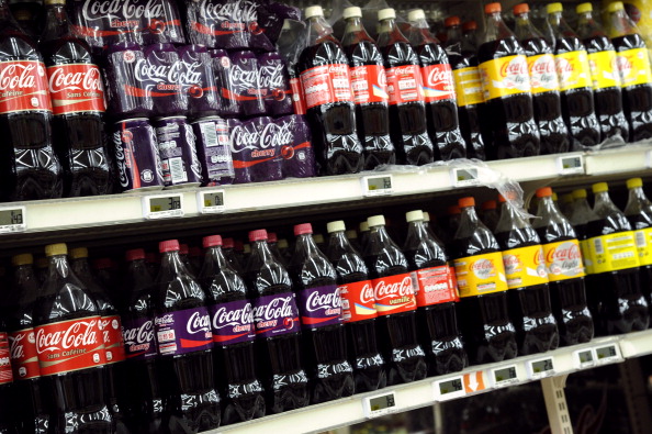Des bouteilles de Coca-Cola sont exposées sur les rayons d'un supermarché.
La nouvelle taxe sur les boissons sucrées qui vise à lutter contre l'obésité devrait donner un coup de fouet aux caisses de l'État. 
(BERTRAND GUAY / AFP / Getty Images)