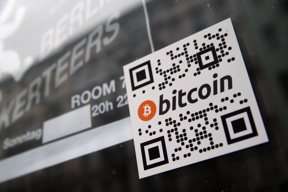 Autocollant indiquant la possibilité de payer en bitcoin. Les bitcoins sont une monnaie digitale. 
(Sean Gallup/Getty Images)