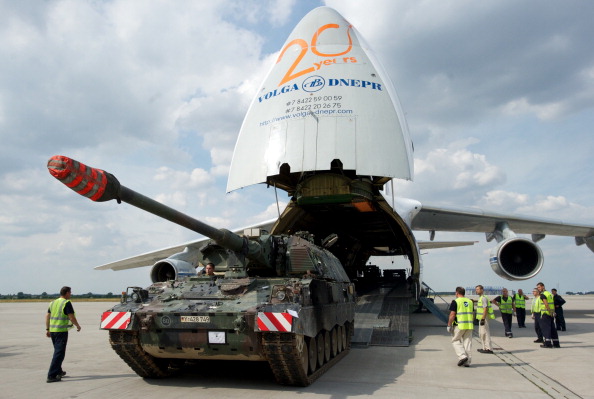 Les avions de transport de matériel militaire ukrainiens Antonov 124 ont été facturés à l'armée française 67.500 euros l'heure de vol en 2017 par la société International Chartering Systems (ICS), un prix en hausse de 37% en un an.
(PETER ENDIG/AFP/Getty Images)