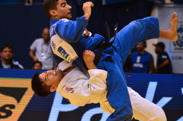 L'Israélien Tal Flicker a décroché la médaille d'or à Abou Dhabi le 27 octobre 2017.
Photo : Tal Flicker affrontant le Brésilien Charles Chibana (en bas) dans la catégorie masculine de 66 kg du Championnat du Monde de Judo de la FIJ à Rio de Janeiro, au Brésil, le 27 août 2013. 
(YASUYOSHI CHIBA / AFP / Getty Images)