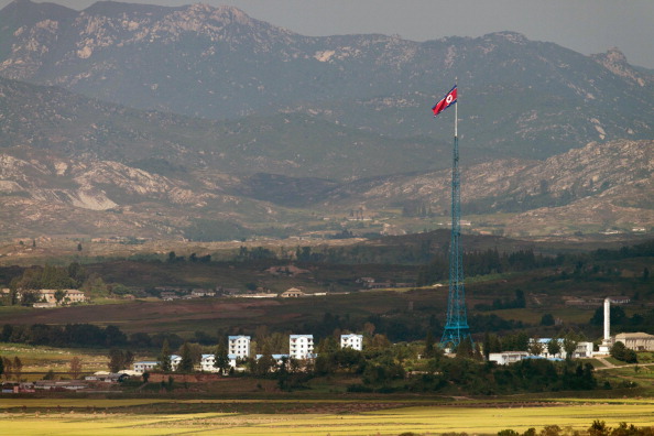 Un drapeau nord-coréen flotte sur le village nord-coréen de Gijungdong depuis un observatoire de Paju près de la zone démilitarisée (DMZ) qui divise les deux Corées. La zone démilitarisée longue de 250 kilomètres divise deux voisins est un no man's land dépeuplé hérissé de mines antipersonnelles et de postes d'écoute. (KIM DOO-HO / AFP / Getty Images)