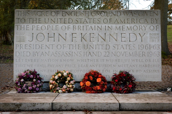 Une pierre commémorative dressée à l'occasion du 50e anniversaire de l'assassinat de l'ancien président des États-Unis, John F Kennedy à Runnymede, Surrey, le 22 novembre 2013, 
(BEN STANSALL / AFP / Getty Images)