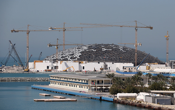Construction du Louvre Abu Dhabi sur l’île Saddiyat en 2015 à Abu Dhabi, Émirats Arabes Unis. (Dan Kitwood/Getty Images)