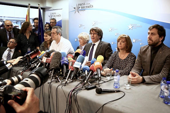 
BELGIQUE-ESPAGNE-CATALOGNE-POLITIQUE
Le dirigeant congédié de la Catalogne, Carles Puigdemont (C), ainsi que d'autres membres du gouvernement limogé lors d'une conférence de presse au Press Club de Bruxelles le 31 octobre 2017. 

(AURORE BELOT/AFP/Getty Images)
