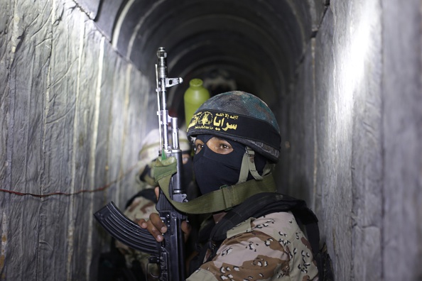 
 Des militants palestiniens de la branche armée du Jihad islamique, les "Brigades Al-Quds", s'accroupissent dans un tunnel utilisé pour transporter des roquettes et des mortiers. L'invasion terrestre d'Israël durant la "guerre de 50 jours" contre les militants palestiniens à l'été 2014 visait à détruire les centaines de tunnels construits par les islamistes du Hamas pour la contrebande et pour des attaques à l'intérieur d'Israël. (MAHMUD HAMS / AFP / Getty Images)