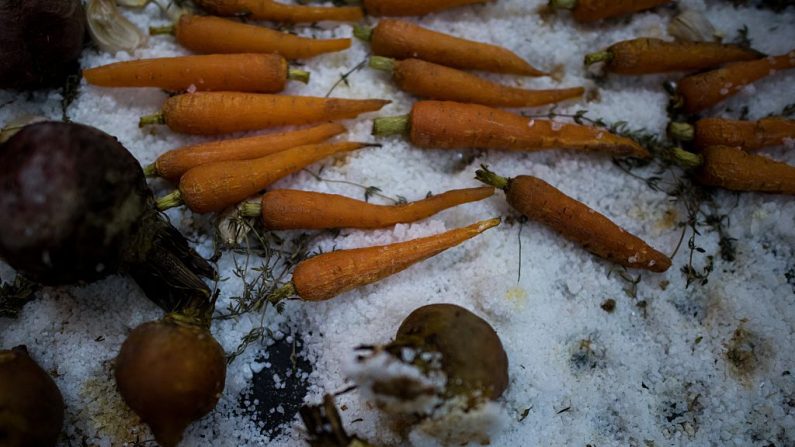 Les légumes cuits constituent des aliments à même de réchauffer le corps humain pendant la saison hivernale. (JOHANNES EISELE/AFP/Getty Images)