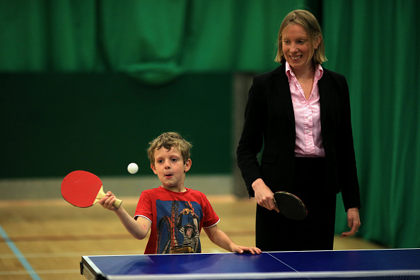 La ministre des Sports, Tracey Crouch, jouant au tennis de table avec des enfants lors de sa visite au projet «Fit for Fun». (Stephen Pond / Getty Images pour Sport England)
