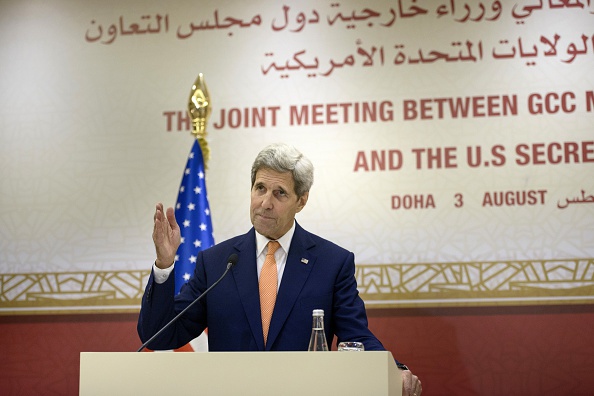 L'ancien secrétaire d'Etat américain John Kerry lors d'une conférence de presse à l'issue d'une réunion avec les ministres des Affaires étrangères du Conseil de coopération du Golfe (CCG) le 3 août 2015 à Doha. Le ministre qatari des Affaires étrangères, Khalid bin Mohammad Al-Attiyah, avait alors soutenu l'accord sur le programme nucléaire iranien comme la meilleure option disponible. Les autres membres du CCG reprochent au Qatar son rapprochement avec l'Iran et son engouement pour le Jihadisme. 
(BRENDAN SMIALOWSKI / AFP / Getty Images)