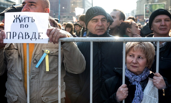 Des militants de l'opposition russe se mobilisent en faveur de la liberté de la presse dans le centre de Moscou -
(ANATOLY TANIN/AFP/Getty Images)
