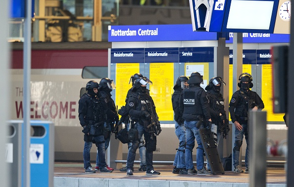 Des membres d'une unité spéciale de la police néerlandaise montent la garde près d'un train Thalys sur une plate-forme de la gare centrale de Rotterdam, le 18 septembre 2015. 
(JERRY LAMPEN / AFP / Getty Images)