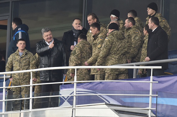 Le président ukrainien Petro Porochenko encourageant des soldats à Kiev en 2016. "C'est seulement dans le respect de la souveraineté et de l'intégrité territoriale de l'Ukraine que nous pourrons parvenir à la paix et à la stabilité en Europe".
(GENYA SAVILOV/AFP/Getty Images)