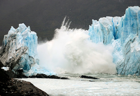 La fonte des glaciers est pour certains la conséquence de l'activité humaine et pour d'autres celle d'un réchauffement naturel "cyclique" de la planète.
Avec 250 km2 de glace et 30 km de longueur, le Perito Moreno est l'un des 48 glaciers alimentés par le champ de glace de Patagonie méridionale situé dans la cordillère des Andes.(WALTER DIAZ / AFP / Getty Images)