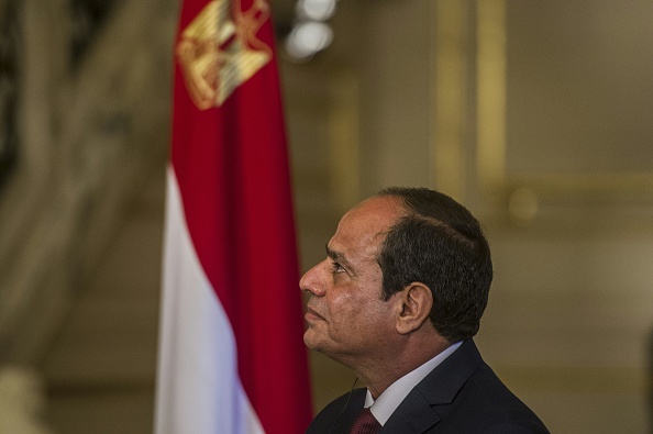 Le président égyptien Abdel Fattah al-Sissi sera à Paris mardi pour rencontrer le président français. Selon le communiqué de HRW, "La France devrait veiller à faire de la situation des droits humains une priorité de ses relations avec l'Égypte".
(KHALED DESOUKI/AFP/Getty Images)
