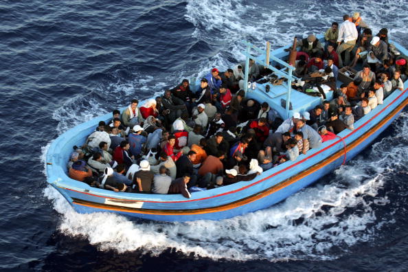 LAMPEDUSA, ITALIE - Un bateau chargé d'immigrants à Lampedusa, en Italie. Des dizaines de milliers d'immigrants partent sur la côte italienne chaque année -  
Marco Di Lauro/Getty Images


