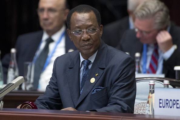  Le président du Tchad Idriss Deby Itno mène une campagne de sensibilisation à l'endroit des notables de cette région pour qu'ils ne se laissent pas séduire par les sirènes de la rébellion.
(Photo by Mark Schiefelbein - Pool/Getty Images)