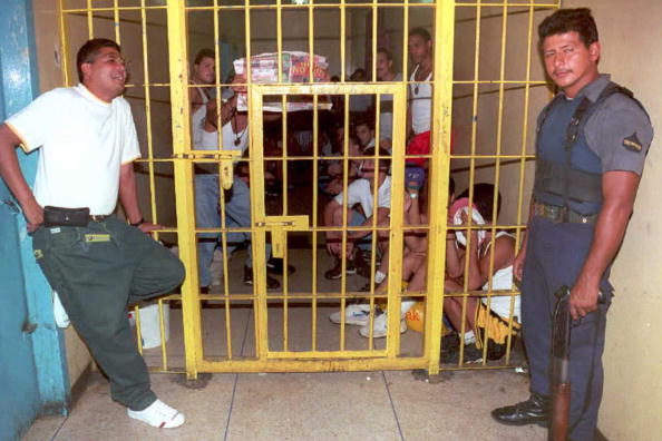 CARACAS, VENEZUELA : Une cellule surpeuplée.  La prison de Catia abrite plus de 2 000 détenus, initialement destinée à 700. 
Le Venezuela n'a pas de peine de mort et la peine maximale est de 30 ans  -  
BERTRAND PARRES / AFP / Getty Images


