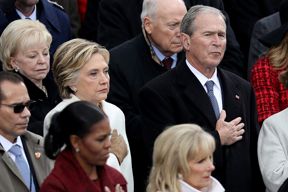 L'ancienne candidat démocrate à la présidence Hillary Clinton et l'ancien président George W. Bush assistent à l'inauguration de Donald Trump sur le front ouest du Capitole américain le 20 janvier 2017 à Washington, DC. (Joe Raedle / Getty Images)