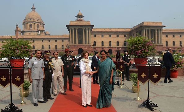 La ministre française de la Défense, Florence Parly, serre la main du ministre indien de la Défense Nirmala Sitharaman au ministère indien de la Défense.
(MONEY SHARMA / AFP / Getty Images)
