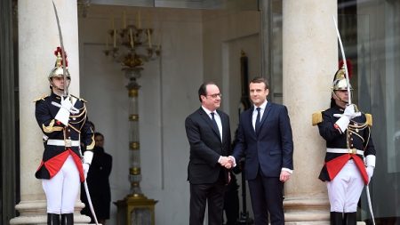 Hollande tente un « come back » en critiquant Macron
