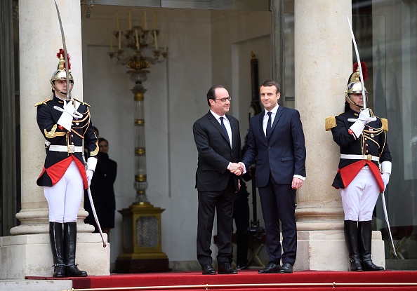 Emmanuel Macron (D) est accueilli juste après son élection par son prédécesseur François Hollande lors de son arrivée au palais présidentiel de l'Elysée pour les cérémonies de remise et d'inauguration le 14 mai 2017 à Paris. (ERIC FEFERBERG / AFP / Getty Images)