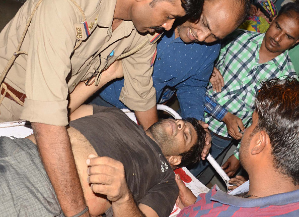 Un indien blessé dans des bagarres de castes. Les membres de la caste des dalits (intouchables) sont souvent victimes de violence. 
(STR/AFP/Getty Images)