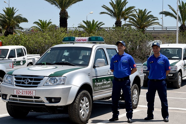 Des policiers tunisiens se tiennent devant une voiture.
(FETHI BELAID/AFP/Getty Images)