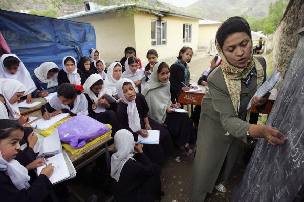 
Les filles afghanes au cours dans une salle de classe en plein air. - 

(Paula Bronstein/Getty Images)