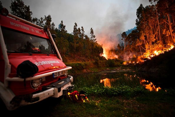 Un incendie dans le centre du Portugal a tué au moins 25 personnes et en a blessé 16 autres, la plupart brûlant à mort dans leur voiture -
(PATRICIA DE MELO MOREIRA/AFP/Getty Images)
