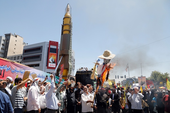 Les Iraniens brûlent des effigies américaines et israéliennes aux cris traditionnels de "Mort à Israël" et "Mort à l'Amérique" lors des rassemblements de la Journée d'al-Qods (Jérusalem) à Téhéran le 23 juin 2017.   
(STRINGER / AFP / Getty Images)