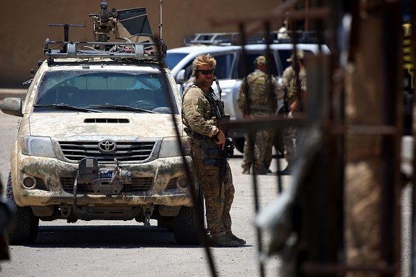 Un membre des forces américaines monte la garde lors d'une réunion entre l'envoyé présidentiel spécial américain pour la coalition mondiale contre l'EI et le conseil civil de Tabqa dans la ville de Tabqa, à environ 55 kilomètres à l'ouest de Raqa, le 29 juin. 2017. (SOULEIMAN / AFP / Getty Images)
