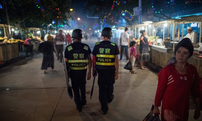 La police patrouille un marché de nuit près de la mosquée Id Kah à Kashgar, dans le Xinjiang, le 25 juin 2017. (Johannes Eisele / AFP / Getty Images)