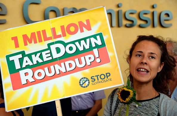 Des militants manifestent en faveur d'une interdiction du glyphosate par l'Union européenne devant le siège de la Commission européenne à Bruxelles le 19 juillet 2017. Plus d'un million de personnes ont signé une pétition en juin 2017 demandant l'interdiction par l'UE du Roundup l'herbicide de Monsanto. (THIERRY CHARLIER / AFP / Getty Images)
